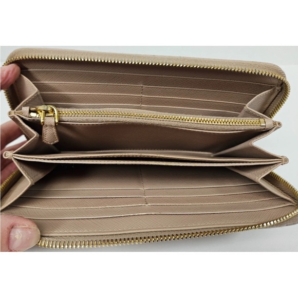 Prada Women's Beige Leather Wallet - Picture 8 of 12